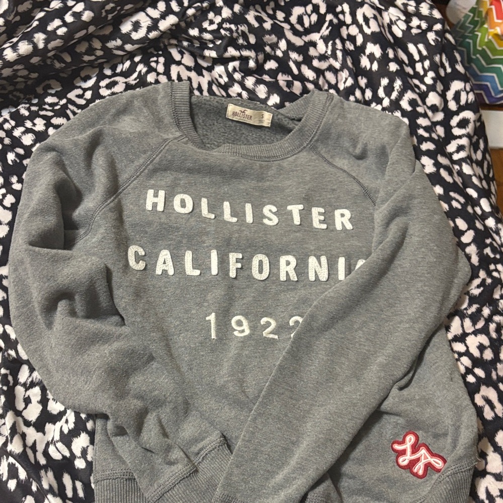Hollister grey Crewneck with embroidered Logo
